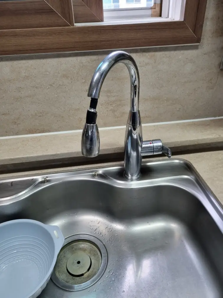 싱크대 수전 교체, 누수와 수압 문제 해결 방법